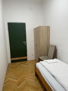 维也纳easybook-in的小房间,设有床和绿门