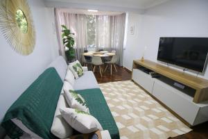 巴西利亚Apartamento ASA SUL的带沙发和平面电视的客厅