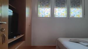马德里El Colmenar Habitaciones的一间带彩色玻璃窗和床的卧室