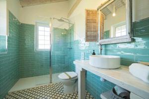 卢安科Las Cerezas Gozón的蓝色的浴室设有水槽和卫生间