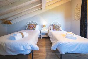 卢安科Las Cerezas Gozón的配有两张单人床的客房铺有木地板。