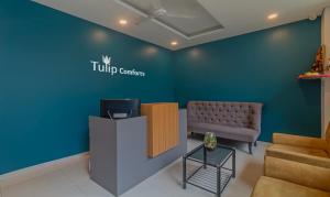 浦那Treebo Trend Tulip Comfort的带沙发和椅子的等候室