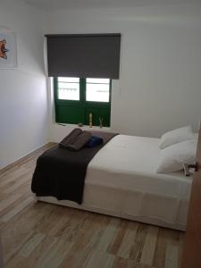 科斯塔特吉塞Blue View Hermoso Apartamento Remodelado Ubicación Ideal的一间卧室设有一张大床和一个窗户。
