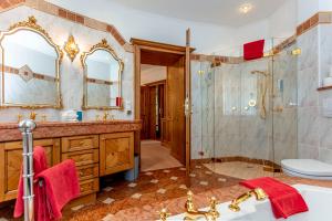 埃普芬多夫Berghof-Chalet的带淋浴、盥洗盆和卫生间的浴室