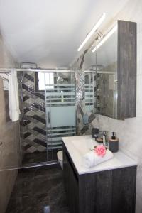 斯陶帕angelastudios-stoupa的一间带水槽和淋浴的浴室