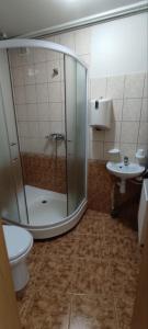 克雷廷加Trevena Kretinga的带淋浴、卫生间和盥洗盆的浴室