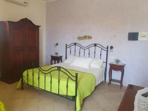 阿雷内拉Azzurro mare的一间卧室配有一张带绿毯的床