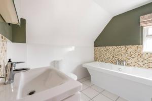彼索普斯托福Room in Guest room - Calm For 3, Handy For Airporttrain Free Parking的白色的浴室设有水槽和浴缸。
