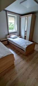 克雷廷加Trevena Kretinga的一间卧室设有两张床和窗户。
