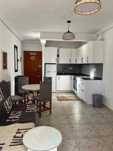卡布罗伊格Apartment with Outdoor Pool and Air Conditioning in Cabo Roig的客厅配有沙发和桌子