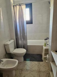 卡布罗伊格Apartment with Outdoor Pool and Air Conditioning in Cabo Roig的浴室配有卫生间、淋浴和盥洗盆。