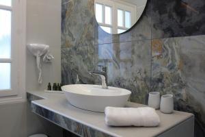 梅萨雷亚THE ROCK LUXURY HOMES的一间带水槽和镜子的浴室