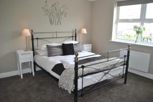 温莎Two Bedroom Windsor Flats with Parking的一间卧室配有带白色床单和枕头的床。