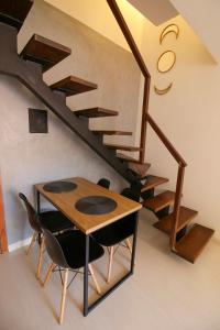 巴西利亚FLAT W3 Norte的一间带桌子和楼梯的用餐室