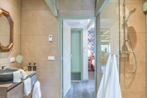 腓特烈斯奥德弗雷德里柯索德酒店的带淋浴和盥洗盆的浴室