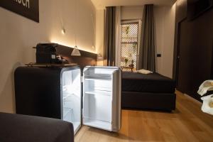 巴里Contemporaneamente 147 - Modern & Comfort Rooms的一间小房间,配有冰箱和一张床