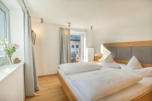 奥伯斯特多夫Landhaus Ohrwumslar的白色的卧室设有一张大床和一个窗户