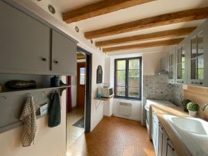 MontipouretGîte Les Tazons - Pays de George Sand的厨房配有白色橱柜和水槽