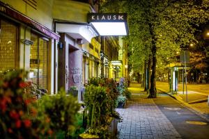 赫尔辛基克劳斯K酒店的夜间有药店标志的城市街道