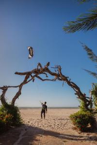 普雷亚Ventana Hotel的一个人在海滩上玩风筝