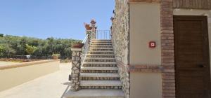 ZaccanopoliBorgo Caridà - Green Family Holidays的一套楼梯,位于一栋带门的建筑旁边