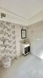 列城Nordan guest house Ladakhi room的一间带水槽和卫生间的浴室