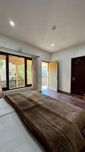 列城Nordan guest house Ladakhi room的卧室里的一张大床和大毯子