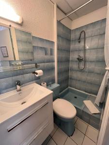 戛纳阿祖尔内皇家酒店的一间带水槽、卫生间和淋浴的浴室