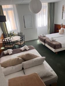 戛纳阿祖尔内皇家酒店的酒店客房设有两张床和一张桌子。
