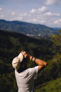 圣拉菲尔Ritmo del Rio的站在山顶上拍照片的人