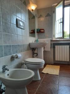 卡帕尔比奥Agriturismo le colline di Capalbio的浴室配有白色卫生间和盥洗盆。