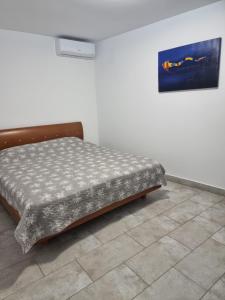 肯普隆格Casa Musceleana的一张位于房间角落的床