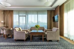 德鲁斯基宁凯德鲁斯金卡列图维Spa大酒店的客厅配有椅子、沙发和桌子
