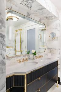 都柏林韦斯特伯里酒店的一间带水槽和镜子的浴室