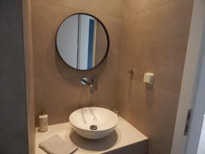 法里拉基Pervoli的浴室设有水槽和墙上的镜子