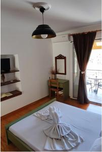 KatokhórionSandra Apartment的一间卧室配有一张床,床上有毛巾
