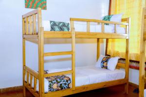基加利INZOZI AFRICA HOUSE B&B-Kimihurura的客房内的两张双层床