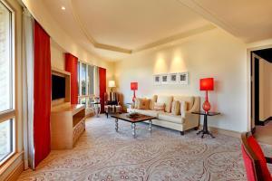 孟买ITC Maratha, a Luxury Collection Hotel, Mumbai的带沙发和电视的客厅