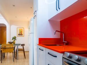 维拉Amigos at Veramar 6的红色的厨房设有水槽和桌子