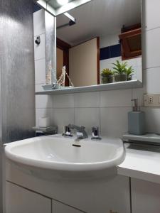 马里纳·迪·波迪斯科Monolocale a due minuti dal mare IUN R4225的浴室设有白色水槽和镜子