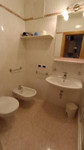 拉维拉加纳公寓 的白色的浴室设有水槽和卫生间。