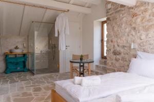 特雷比涅Hotel Restoran Humsko的一间卧室设有淋浴、一张床和一张桌子