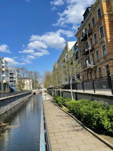 莱比锡Innenstadt Refugium in ruhiger Wasserlage+Balkon的城市中拥有建筑物和建筑物的河流