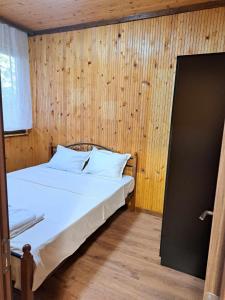 希典Комплекс Джулай Морнинг的一间卧室配有一张木墙床