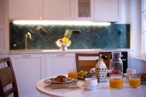 锡尼Apartments Allegra的餐桌,带一盘食物和橙汁
