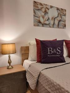 马尔萨斯卡拉B&S Accommodation Seafront Duplex Penthouse的卧室配有一张床,墙上挂着一幅画
