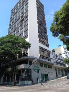 贝洛奥里藏特Hotel Nacional Inn Belo Horizonte的街道拐角处的高楼