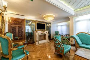 伊斯坦布尔Sakine Hanim Mansion的客厅设有壁炉、椅子和电视