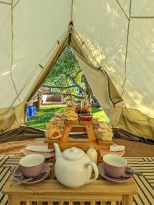 斯基普顿Stoffhaus的帐篷,桌子上配有茶具