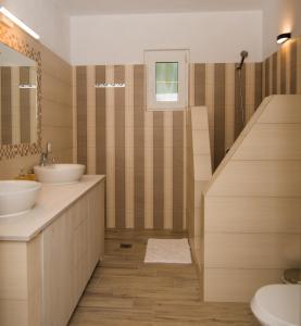 安倍拉斯Villa Zou的一间带两个盥洗盆和淋浴的浴室